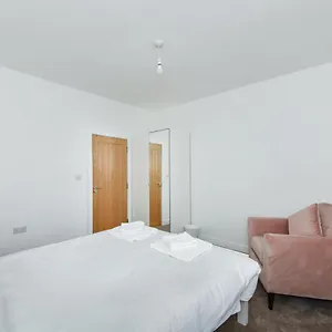 Claude House - Charming 4bedroom Apartment